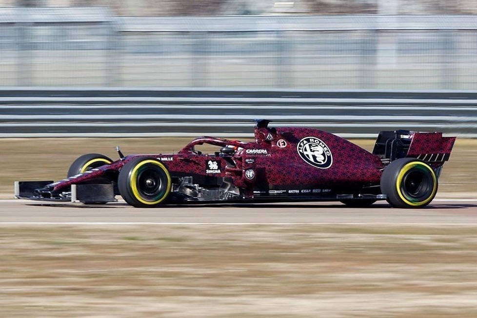 Kimi Räikkönen dreht auf der Ferrari-Teststrecke in Fiorano die ersten Runden mit dem neuen Alfa Romeo: Wir zeigen die ersten Fotos vom Shakedown