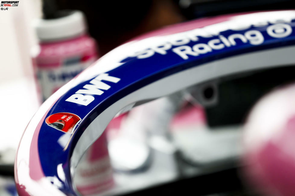 Kleine Lauda-Helme findet man außerdem auf dem Racing Point und den Helmen von George Russell, Nico Hülkenberg und Daniel Ricciardo.