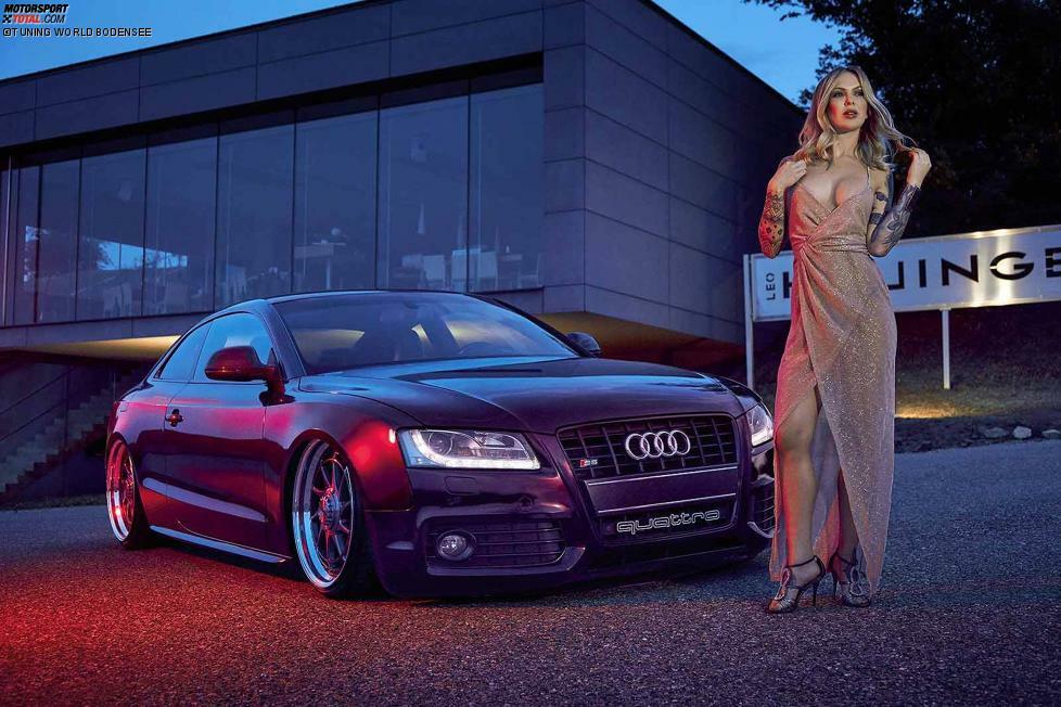 Dezember: Miss Tuning Vanessa freut sich auf einen tollen Abend im Weingut von Starwinzer Leo Hillinger und muss sich mit ihrem Audi S5 auf dem Parkplatz wahrlich nicht verstecken. Location: Jois, Auto: Audi S5