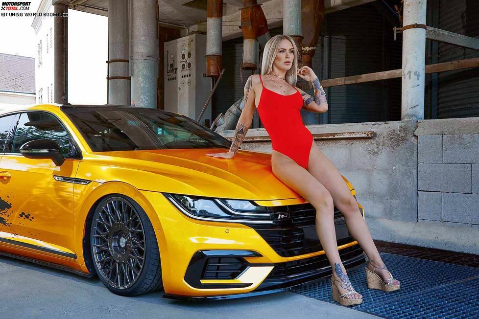 Oktober: Vanessa hat ihren VW Arteon aus der Garage geholt und ist bereit für eine kleine Ausfahrt. Location: Asparn an der Zaya, Auto: VW Arteon