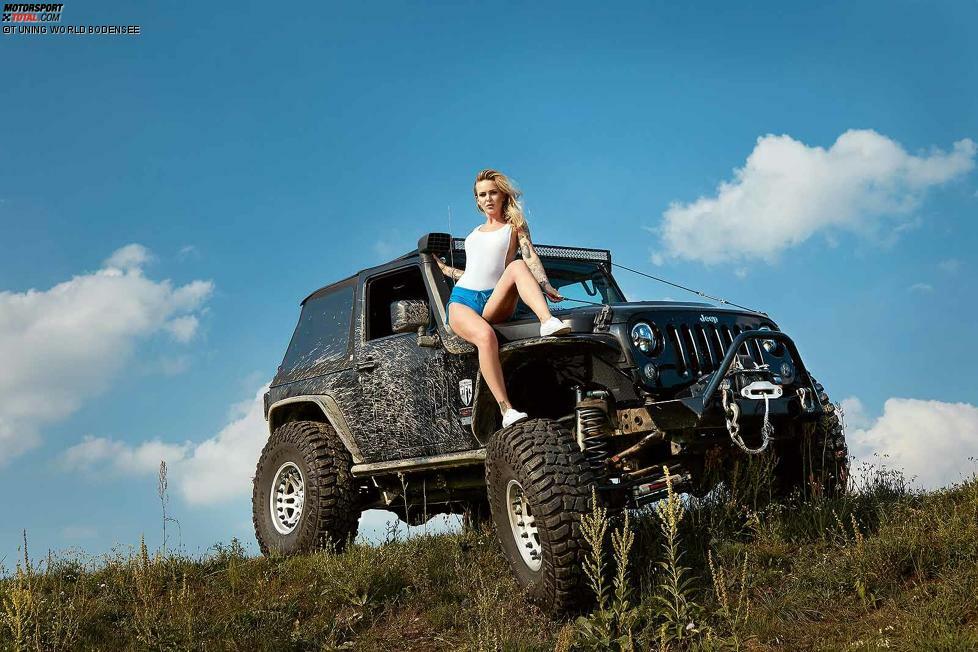 September: Mit diesem fetten Jeep Wrangler Rubicon hat Vanessa genau den richtigen Partner für spaßige Ausfahrten in Linz und Umgebung am Start. Stock, Stein, Pfützen und Matsch dienen als passende Accessoires. Location: Linz, Auto: Jeep Wrangler Rubicon