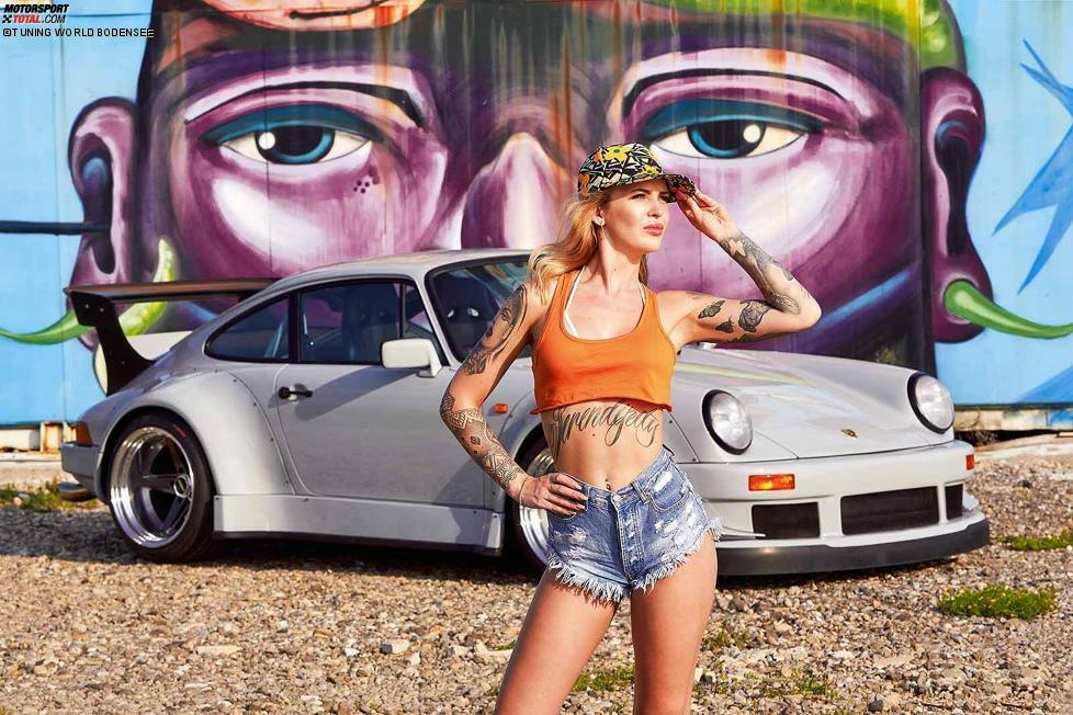 Mai: Japanischer Breitbau hat es bis nach Österreich geschafft! Miss Tuning Vanessa hat sich auf ein Date mit dem Muskelprotz im Linzer Hafenareal verabredet. Location: Linz, Auto: RWB Porsche