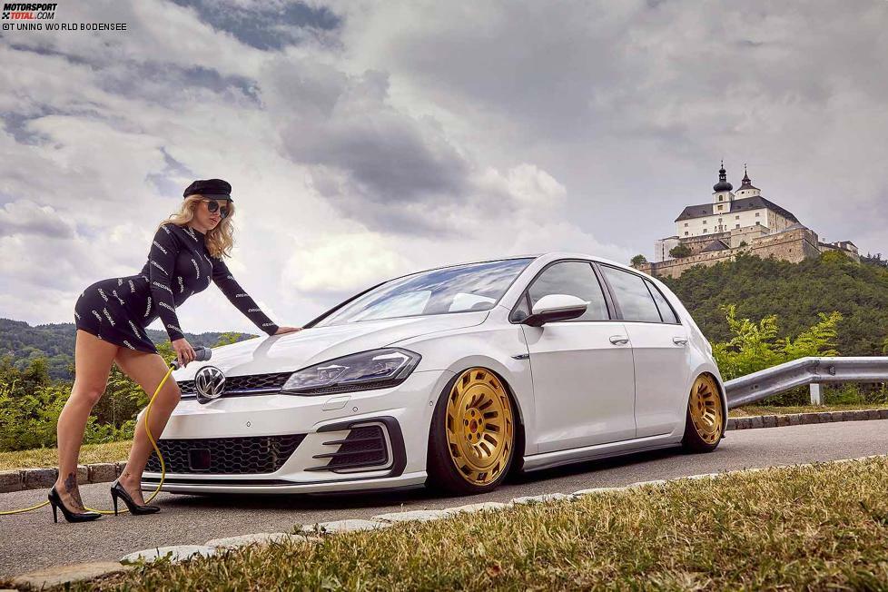 Juni: Das Burgenland ohne Burg geht nicht! Auf ihrer Österreichrundfahrt hat Vanessa mit ihrem Golf GTE eine Ladesäule unterhalb der Burg Forchtenstein angesteuert. Location: Forchtenstein, Auto: Golf GTE