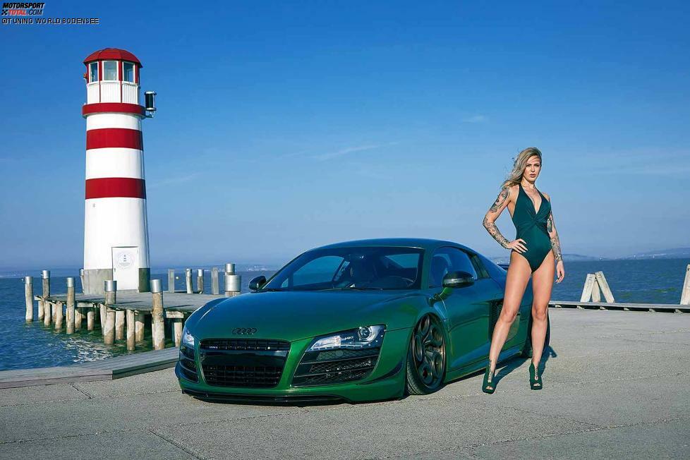 Januar: Das Wahrzeichen von Podersdorf am See ist der Leuchtturm, der über dem Neusiedler See thront und Drehort zahlreicher Filme und Serien ist. Vanessa hat sich mit einem Audi R8 einen perfekten Ort gesucht, um das stimmungsvolle Morgenlicht zu genießen. Location: Podersdorf am See, Auto: Audi R8