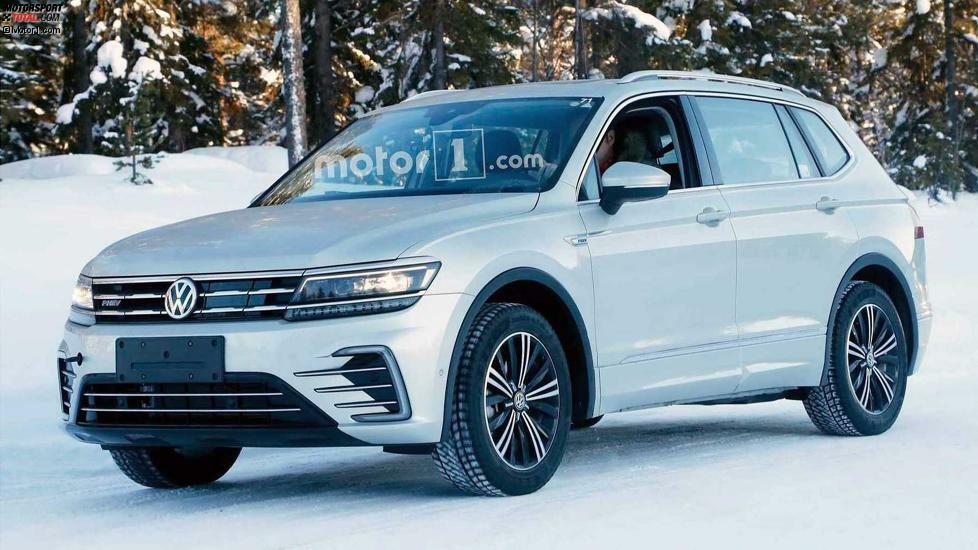 Angeblich soll der seit Anfang 2016 angebotene VW Tiguan im Laufe des Jahres 2019 ein Facelift erhalten. Viel ist aber noch nicht bekannt. Der SUV-Bestseller könnte optisch näher an den neuen Touareg rücken. Innen wird ein Infotainment-Update mit größerem Touchscreen und verbesserter Sprachsteuerung erwartet.