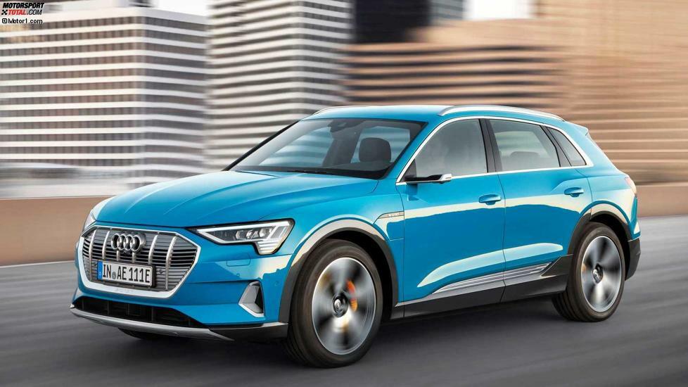 Der e-tron ist der erste vollelektrische Audi. Zwei Elektromotoren sorgen beim 4,90-Meter-SUV für maximal 408 PS und 664 Nm. Die Reichweite nach WLTP soll 400 Km betragen. Von 0-100 km/h geht es in 5,7 Sekunden, maximal sind 200 km/h drin. Die 95-kWh-Batterie wiegt 700 Kilo und kann mit Leistungen bis 150 kW aufgeladen werden.