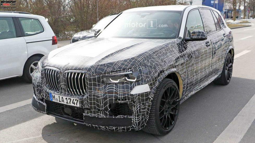 Der neue BMW X5 ist gerade ein paar Wochen auf dem Markt, aber natürlich wird schon wieder fleißig an einer brachialen M-Version gewerkelt. Die wird wieder beträchtliches Schürzenwerk und riesige Räder/Bremsen beinhalten. Genau wie einen 4,4-Liter-Biturbo-V8 mit vermutlich mehr als 600 PS. Wir tippen auf eine Vorstellung gegen Mitte 2019.