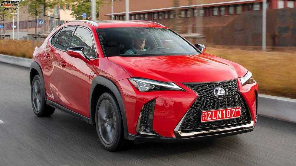 Der 4,50 Meter lange Lexus UX ist die Nobelvariante des Toyota CH-R. Es gibt ihn mit und ohne Allradantrieb. Der Hybrid packt 178 PS, der normale Benziner 171 PS. Das kleine SUV ist nun bestellbar, Marktstart ist im März 2019. Die Preise beginnen bei 33.950 Euro (UX 200).