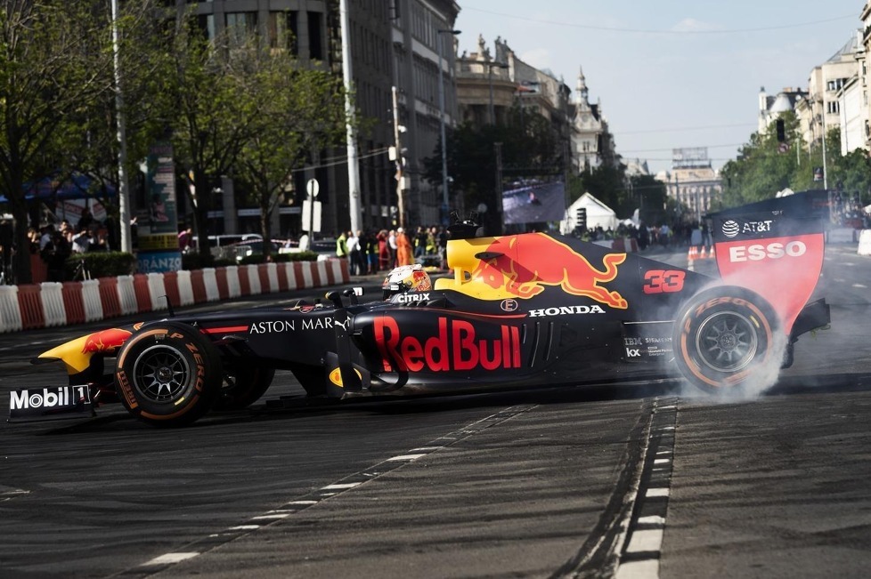 Red Bulls Star-Pilot Max Verstappen hat sich vor dem Europaauftakt der Formel-1-Saison 2019 schon in den Straßen von Budapest die Ehre im RB7-Showcar gegeben