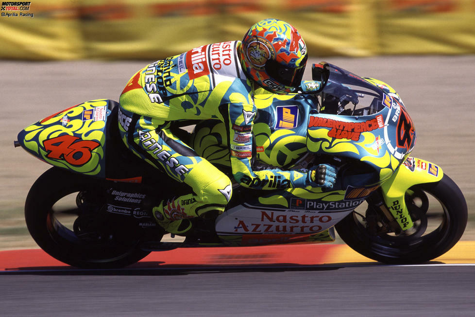 Mugello 1999: Rossi setzt wieder auf ein buntes Farbenspiel beim Heimrennen. Diesmal dominiert seine Lieblingsfarbe Gelb die Aprilia.