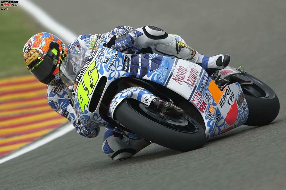 Mugello 2001: Nach seinem Aufstieg in die MotoGP hat sich Rossi wieder etwas Besonderes einfallen lassen. In Italien tritt er mit einer weiß-blauen Honda an.
