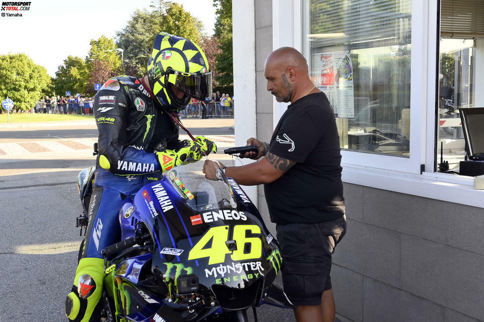 Witzige Szene: Am Einlass der Strecke lässt Rossi seinen Pass scannen.