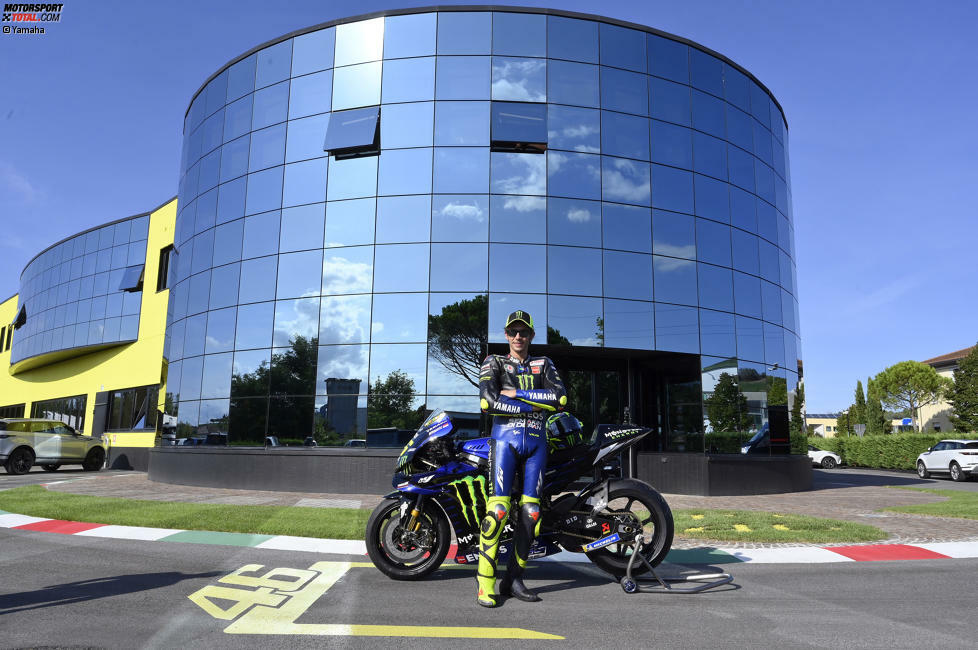 Auch vor seinem imposanten Firmengebäude lässt sich Rossi mit seiner Yamaha M1 ablichten. Danach steuert er den Misano World Circuit Marco Simoncelli an.