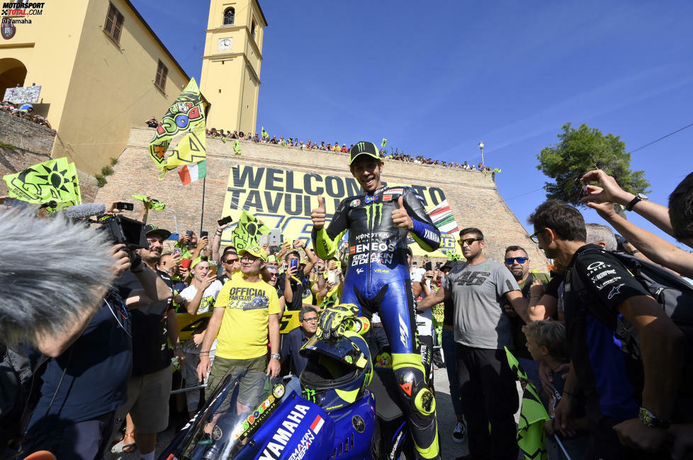 Rossi macht einen Fotostopp und lässt sich mit seinen Fans ablichten.