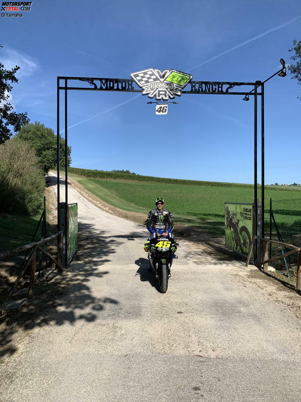 Los ging die Fahrt an der MotoRanch unweit des Heimatorts Tavullia. Rossi posiert für ein Foto, bevor es in Richtung Tavullia Zentrum geht.