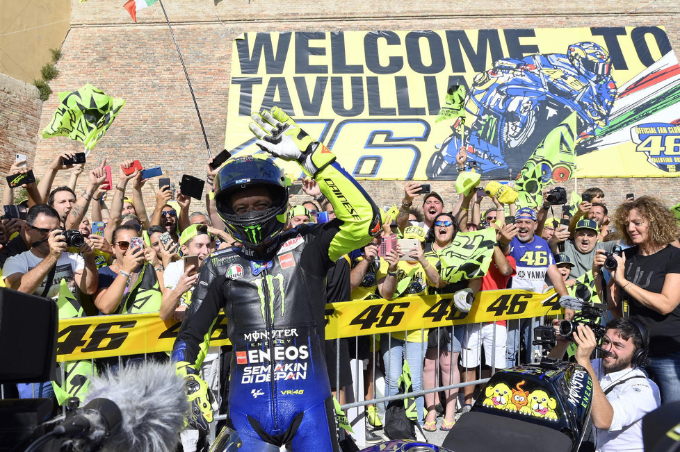 Valentino Rossi sorgt in Tavullia für Aufregung: Mit seiner Yamaha M1 fährt er durch Tavullia in Richtung Misano und zieht massenhaft Fans an