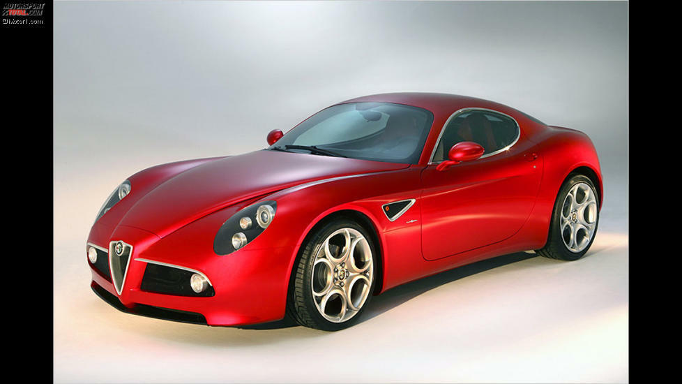 Wesentlich neuer, aber auch sehr gelungen: der Alfa 8C Competizione. Wie der 8C der 30er-Jahre, an den der Name erinnern soll, hat auch der moderne 8C einen Achtzylindermotor. Der 8C Competizione wurde von 2007 bis 2010 gebaut, es entstanden aber nur 1.000 Stück - inklusive dem 8C Spider.