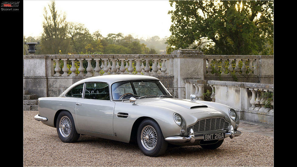 Der Aston-Martin DB5, das wohl bekannteste James-Bond-Auto, wurde in den 60ern durch Filme wie Goldfinger populär und tauchte Jahre später erneut in den Bond-Filmen auf. Das Kürzel DB steht für David Brown, den langjährigen Eigentümer von Aston Martin. Die Reihe wurde bis zum DB11 fortgesetzt.