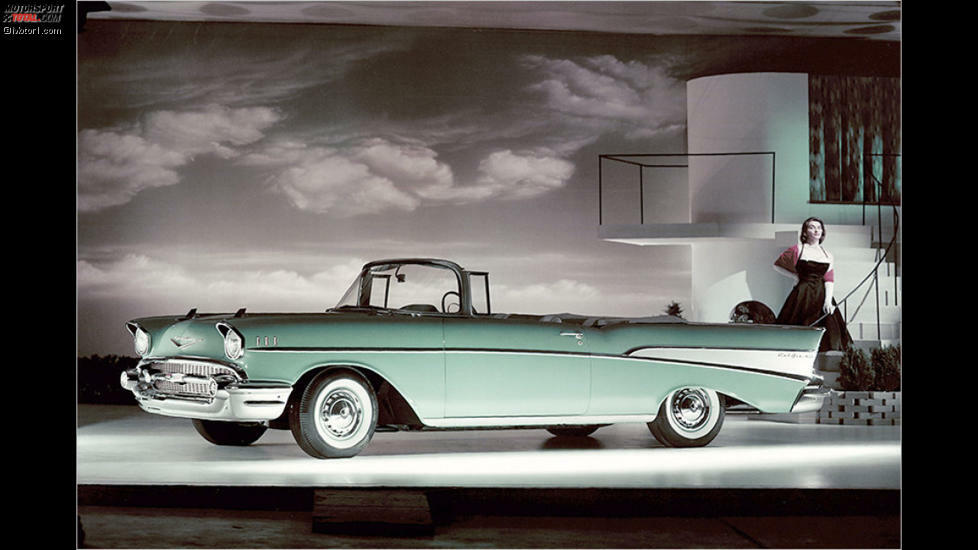 Unglaublich: So schön sah in den 50er-Jahren ein Mittelklassefahrzeug aus. Der Chevrolet Bel Air wurde von 1953 bis 1975 gebaut, also 22 Jahre lang, doch am schönsten ist das 57er-Modell. Neben zwei- und viertürigen Limousinen, Coupés und Cabrios gab es auch Kombis.