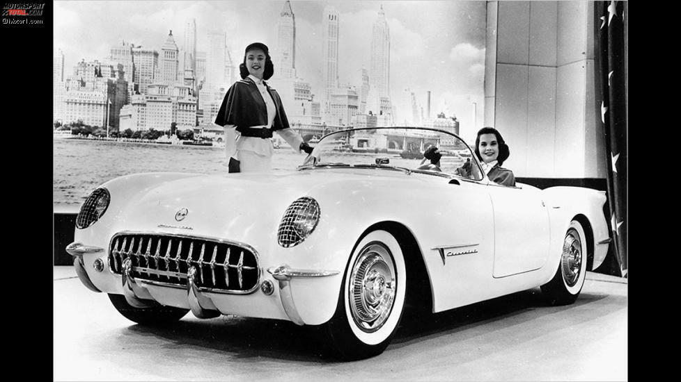Die erste Corvette wurde 1953 vorgestellt. Gestaltet wurde das Auto von Harley Earl, dem auch die ersten Heckflossen zugeschrieben werden. Auch die ersten C1 hatten Heckflossen, die aber 1556 wieder verschwanden. Mit 4,25 Meter war der Roadster für amerikanische Maßstäbe ziemlich klein. Die Glasfaser-Karosserie war eine Besonderheit.