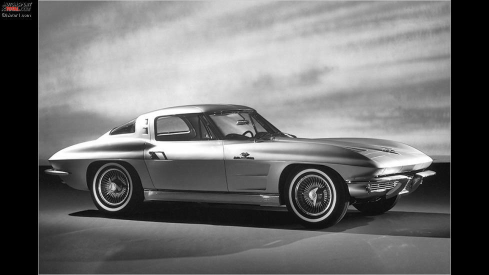 Die Corvette gehört zu den wenigen lebenden Klassikern, denn sie wird noch heute produziert. Die zweite Generation, 1963 vorgestellte und bis 1967 gebaut, hatte den Beinamen Sting Ray, also Stechrochen. Wegen des geteilten Heckfenster trägt das Modell auch den Beinamen ,Split Window