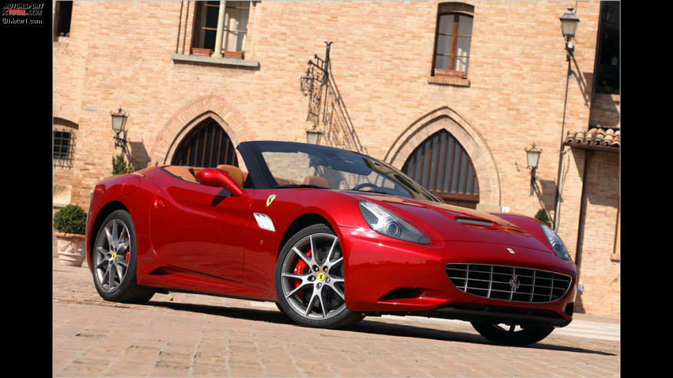 Unter den italienischen Sportwagen ist so manches Designerstück. Wer es nicht so kantig mag wie die Lamborghinis daherkommen, für den ist der Ferrari California die richtige Wahl, ein Roadster mit Metallklappdach.