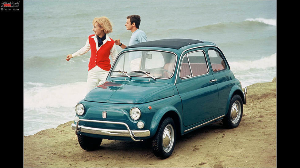 Der 1957 erschienene Fiat 500 wird von Kennern als 500 Nuova bezeichnet, um ihn von dem 500 Topolino abzugrenzen. Mit dem im Vergleich sehr altertümlich wirkenden Vorkriegsmodell Topolino hatte der Neuling freilich optisch und technisch nichts mehr gemein. Das knudellige Modell ohne Grill wurde rund zwanzig Jahre gebaut.