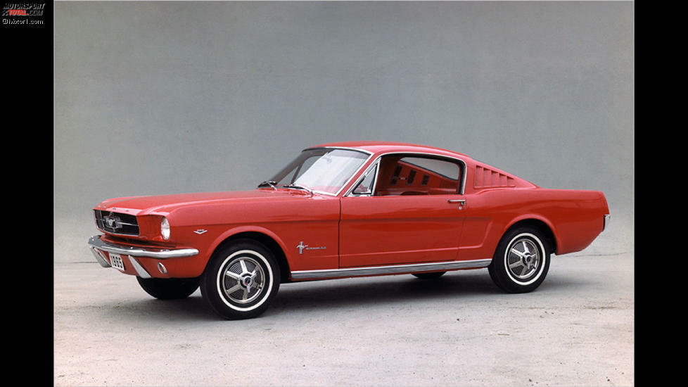 Die erste Generation des Ford Mustang wurde 1964 präsentiert. Damit waren die Pony Cars erfunden. Mit 4,61 Meter war das Auto für US-Verhältnisse klein - deswegen Pony. Die späteren Generationen (ab 1967) gerieten bulliger. Im Vergleich zur arg massigen Karosserie des aktuellen Mustang wirkt der erste Mustang elegant und fast filigran.