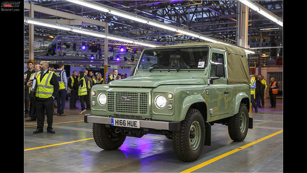 Der Defender wurde ab 1948 hergestellt, zunächst von der Firma Rover. Er hieß damals einfach Land-Rover, was so viel bedeutete wie ein Rover für die Landwirtschaft. In Deutschland wurde der Geländewagen auch durch die Fernsehserie Daktari bekannt. Ab 1990 hieß das Auto Defender. 2016 wurde die Produktion eingestellt.