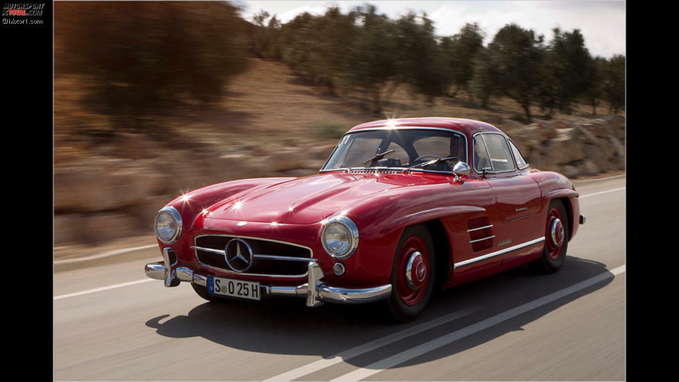Wohl der berühmteste Mercedes der Markenhistorie ist der 300 SL. Von 1954 bis 1957 wurde das Auto als Flügeltürer-Coupé gebaut. Weniger bekannt ist der anschließend (von 1957 bis 1963) produzierte Roadster. Vom Flügeltürer wurden etwa 1.400 Stück gebaut, wovon 1.100 in den USA landeten.