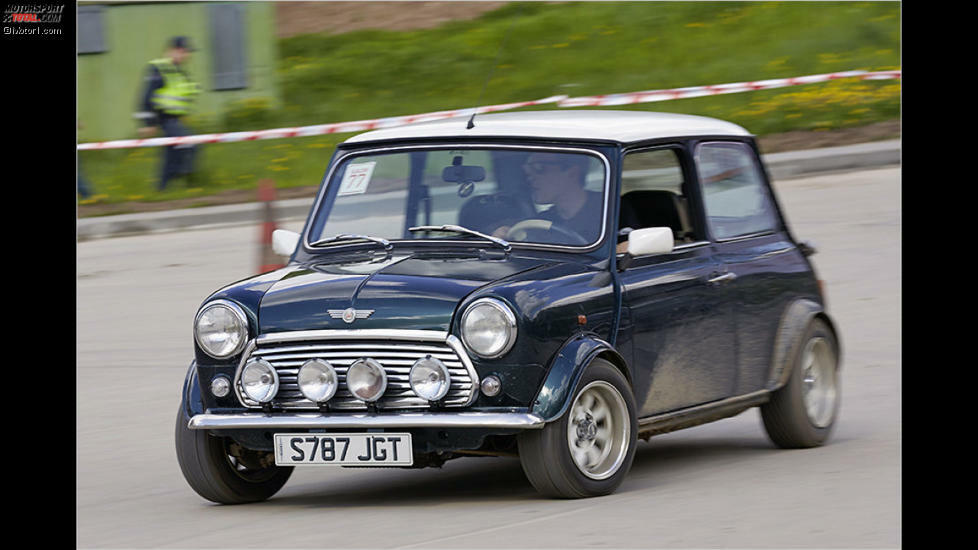 Der klassische Mini wurde ab 1959 hergestellt, zunächst von der British Motor Corporation (BMC, aus Austin und Morris entstanden), später von British Leyland und Rover. Die knuddelige Optik mit dem großen ,Augen