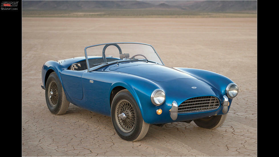 Dieser bildschöne Roadster hat seinen Namen von dem texanischen Ex-Rennfahrer Carroll Shelby, der das von dem britischen Hersteller AC Cars hergestellte Modell AC Ace weiterentwickelte: Er setzte statt eines Reihensechszylinders einen V8 von Ford ein und machte die (schon sehr schicke) Ace-Karosserie durch breitere Kotflügel muskulöser.