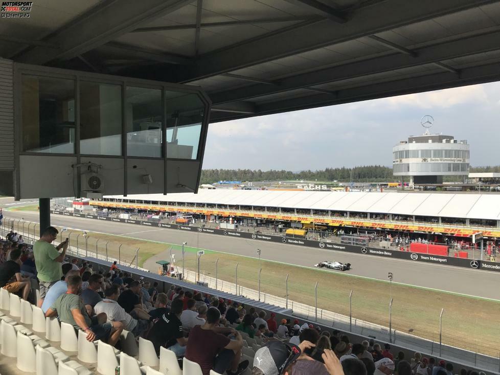 Hoch oben über der Haupttribüne in Hockenheim befindet sich der 