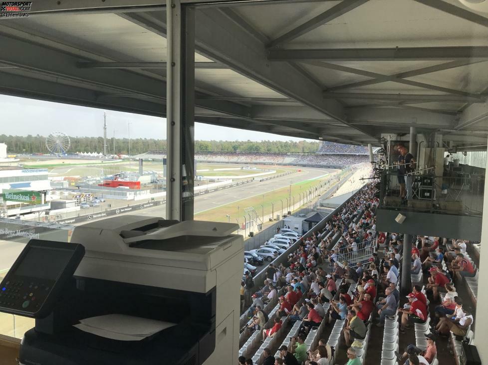 Der Blick aus dem Seitenfenster in Richtung Südkurve: Aus dem Drucker kommen aktuelle Informationen, von unten sind Fahrgeräusche und Emotionen der Fans zu vernehmen.