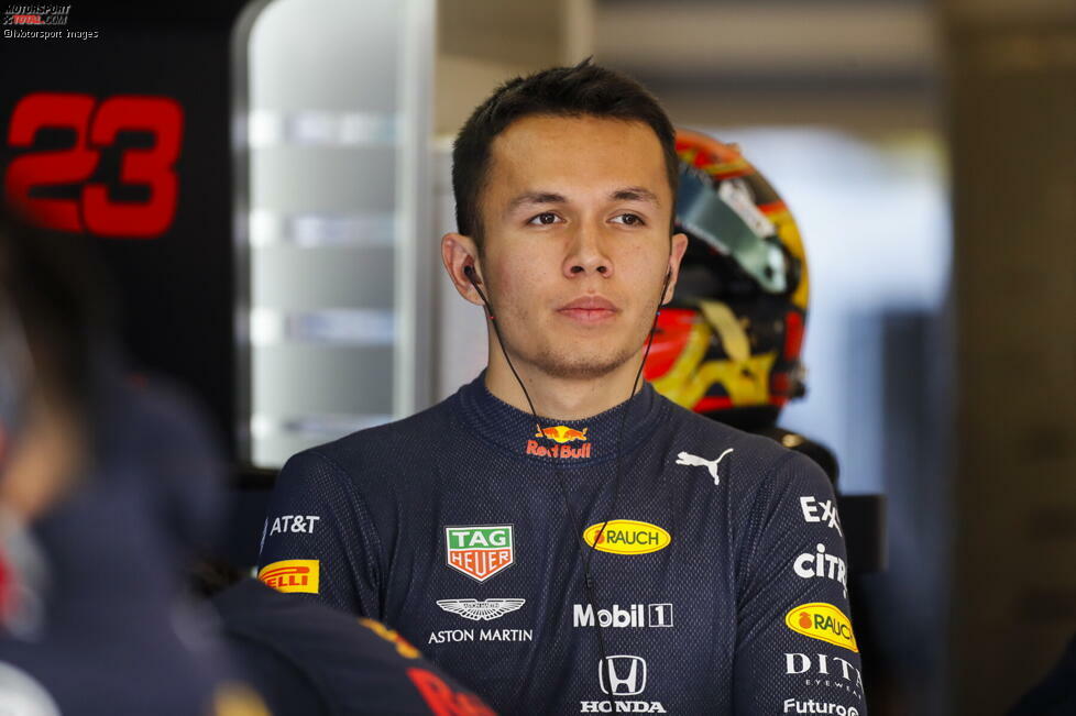 12. November 2019: Weniger als ein Jahr nachdem Toro Rosso ihn für die Saison 2019 bestätigt hat, gibt Red Bull bekannt, dass Albon die komplette Saison 2020 für das A-Team fahren soll. Ein ziemlich steiler Aufstieg in weniger als zwölf Monaten!