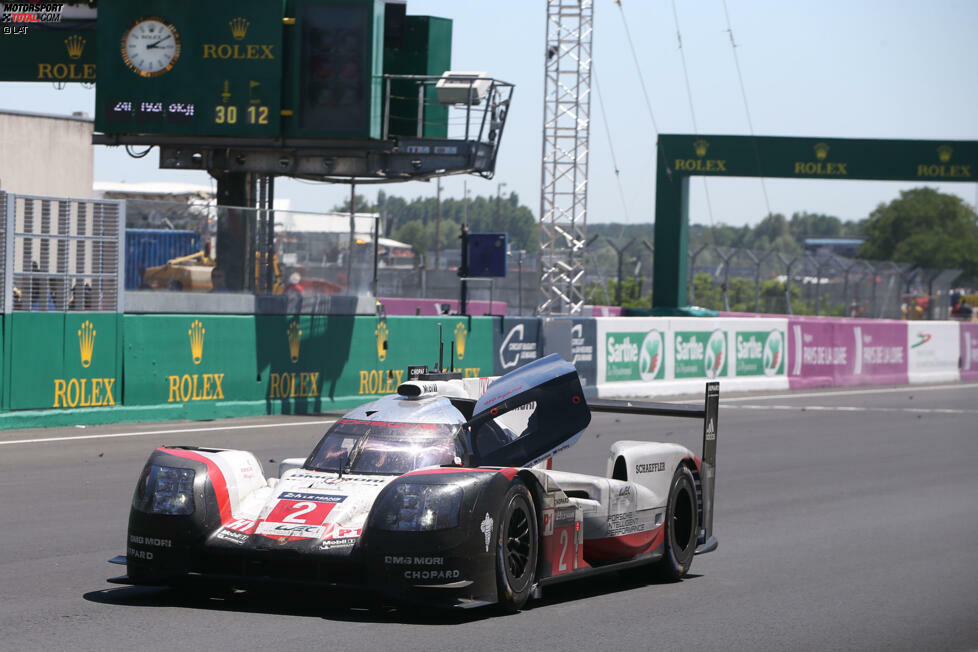 2017 sollte es endlich mit dem Le-Mans-Sieg klappen: Bernhard und Hartley triumphieren mit ihrem neuen Teamkollegen Earl Bamber sowohl auf dem Circuit de la Sarthe als auch in der Weltmeisterschaft. Trotzdem sind die Erfolge bittersüß, denn Porsche verkündet kurz nach dem Le-Mans-Sieg den Ausstieg aus der WEC.