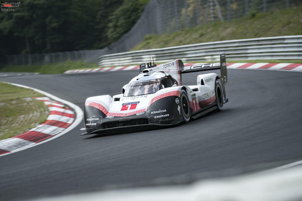 2018 verabschiedet Porsche den 919 mit einer Evo-Version ins Museum. Bernhard fährt mit dem radikal umgebauten LMP1 Streckenrekord auf der Nürburgring-Nordschleife. Damit bricht er die 35 Jahre alte Marke von Stefan Bellof.