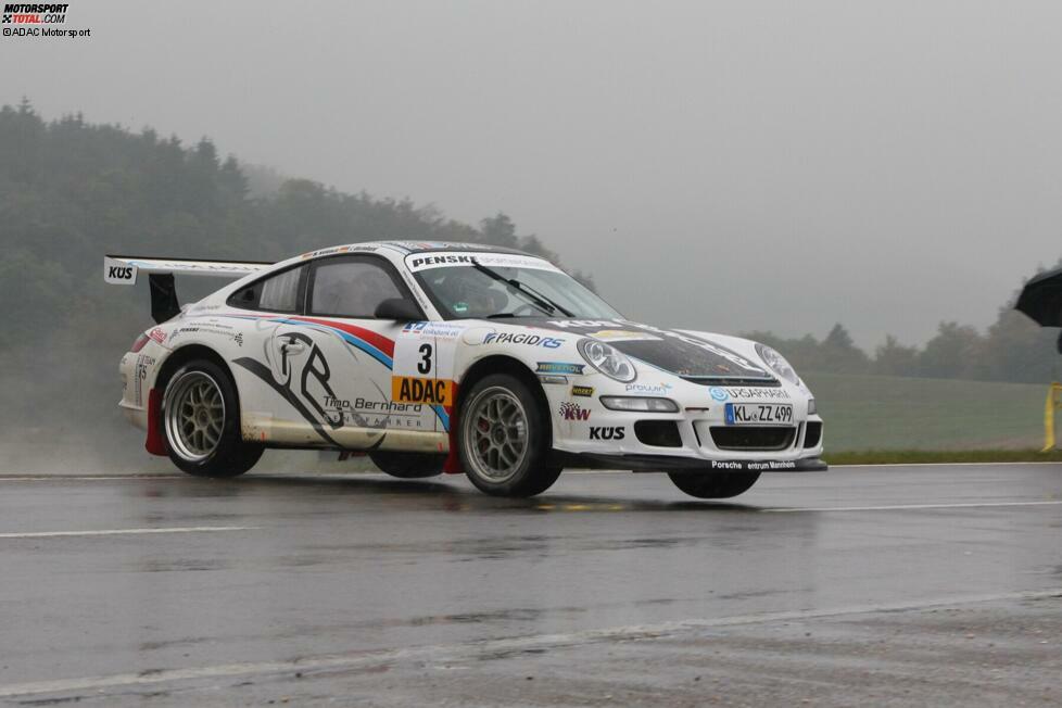 Während er sich auf das größte Programm seiner Karriere vorbereitet, unternimmt Timo Bernhard einen Ausflug in den Rallyesport. Prompt gewinnt er die Saarland-Rallye der Deutschen Rallye Meisterschaft (DRM), natürlich auf Porsche. Durch die Einsätze fängt er auch an, sein eigenes Team aufzubauen.