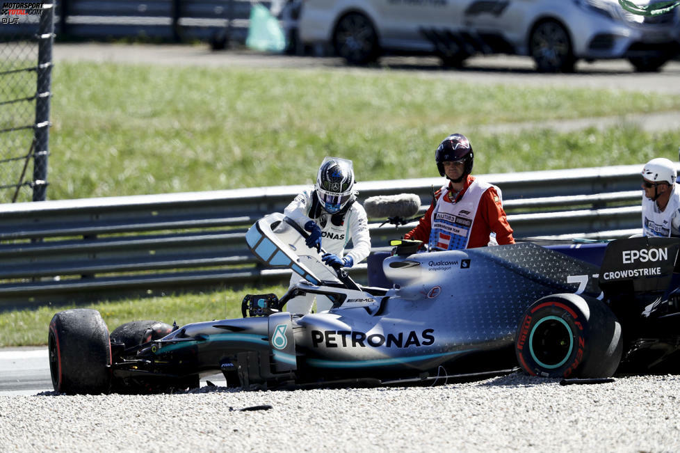 Valtteri Bottas bleibt unverletzt und kann sich aus eigener Kraft aus dem Wrack befreien. Er glaubt, dass der Wind zu seinem Abflug geführt habe.