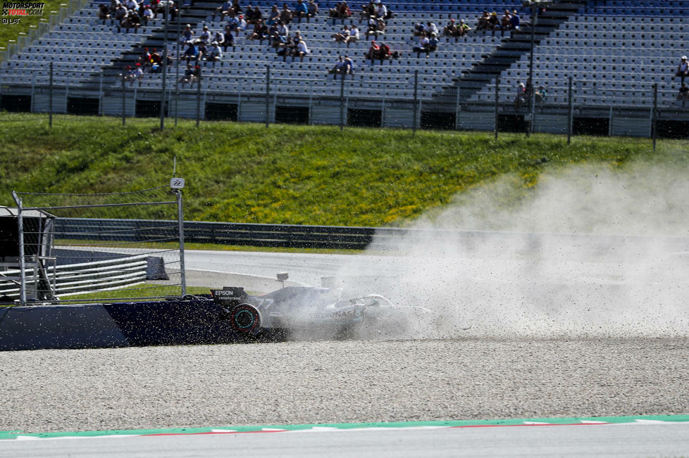 Hier ist das Kind bereits in den Brunnen gefallen: Bottas rauscht volles Programm fast frontal in den Reifenstapel, sein Mercedes W10 wird herumgewirbelt.