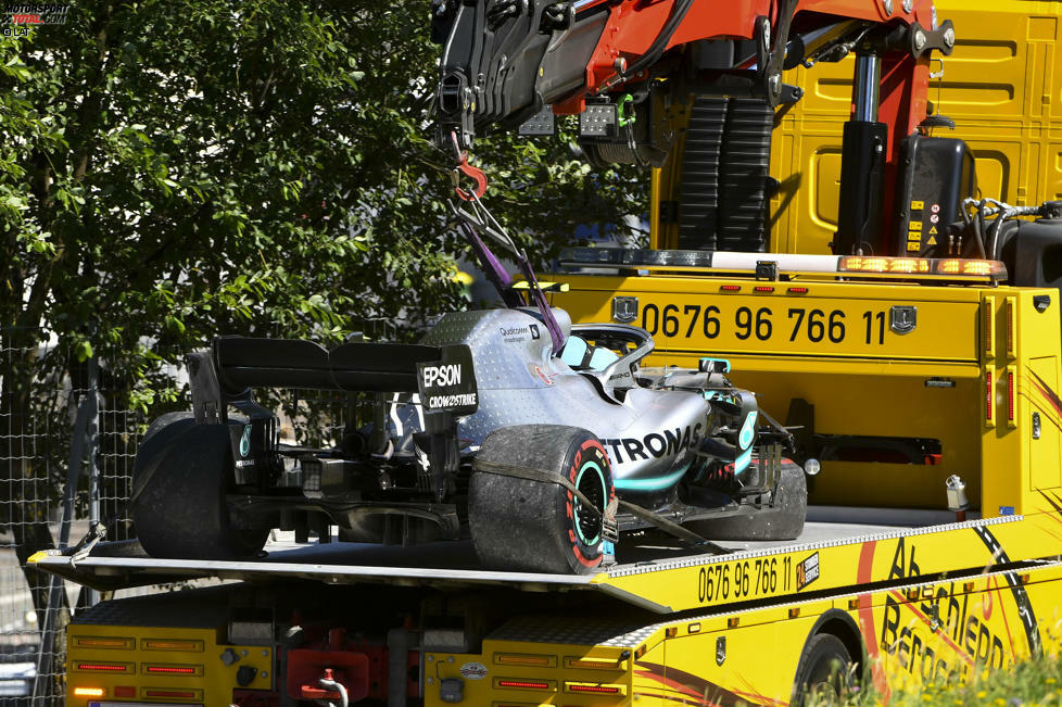 ...doch auch das Heck wurde in Mitleidenschaft gezogen. Mercedes muss jetzt entscheiden, ob man das Chassis weiter verwendet oder das Ersatzfahrzeug aufbaut.