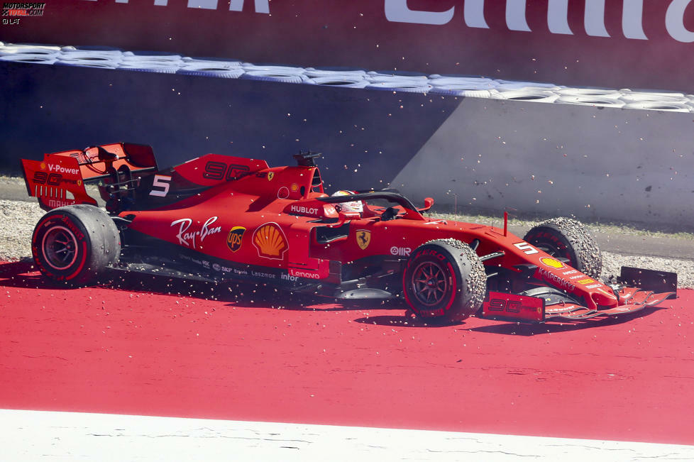 Er kommt kurz vor der Bande im Kiesbett zum Stehen und kann sogar aus eigener Kraft weiterfahren. Ein wilder Freitagnachmittag am Red Bull Ring.