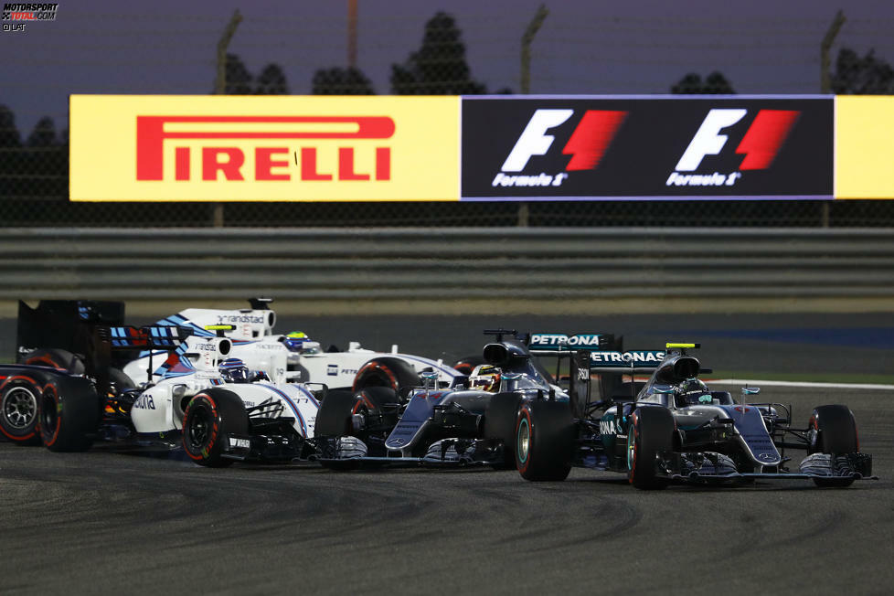 In der Wüste ist es ausgerechnet der spätere Mercedes-Pilot Valtteri Bottas, der beim Start in Hamilton kracht - und somit die Serie beendet. Rosberg gewinnt, Hamilton kann seinen angeschlagenen Silberpfeil nur noch auf Platz drei ins Ziel schleppen. Auch hier bleibt der magische sechste Doppelsieg aus.