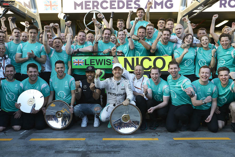 2015 startet Mercedes noch einen Anlauf. Hamilton und Rosberg triumphieren bei den letzten vier Saisonrennen in den USA, Mexiko, Brasilien und Abu Dhabi. Und auch 2016 startet man mit einem weiteren Doppelsieg in Australien in die Saison. Somit steht man vor dem Rennen in Bahrain wie auch schon 2014 bei fünf in Serie.
