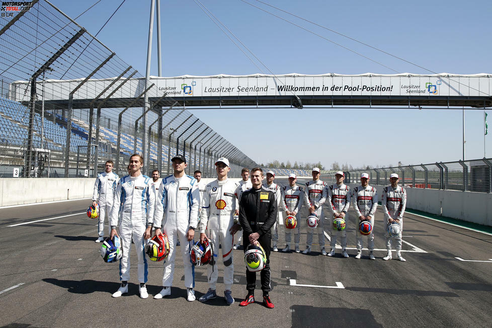 Das Fahrerfeld der DTM-Saison 2019 ist komplett! Als einziger noch nicht auf dem Foto: WRT-Pilot Pierto Fittipaldi. Es folgen seine Kollegen im Einzelnen nach Startnummern ...