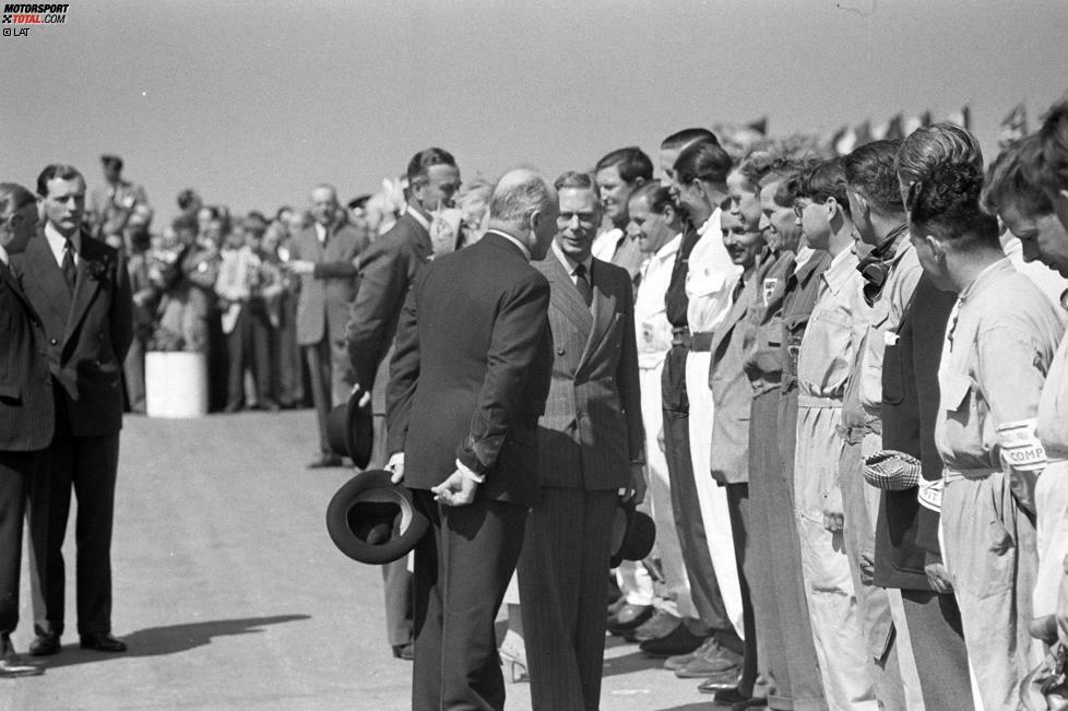 Der damalige König Georg VI. gibt sich die Ehre und begrüßt die Piloten.