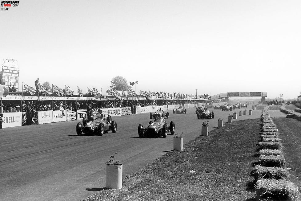 Im Rennen dominieren die vier Alfa Romeos an der Spitze. Neben Fangio und Farina sind das auch Luigi Fagioli und Lokalmatador Reg Parnell.