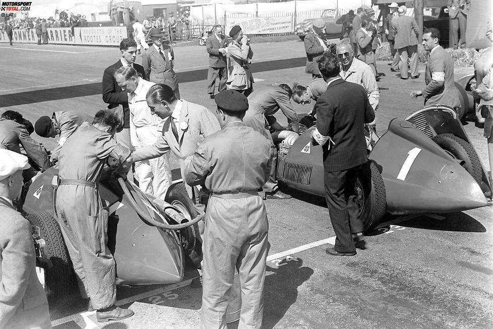 Startschuss für die Formel 1: Die begehrte Startnummer 1 trägt beim ersten Rennen der WM-Geschichte in Silverstone Juan Manuel Fangio auf dem Auto. Er geht im Alfa Romeo 158 an den Start, das zum erfolgreichsten Auto der ersten Formel-1-Saison werden soll.