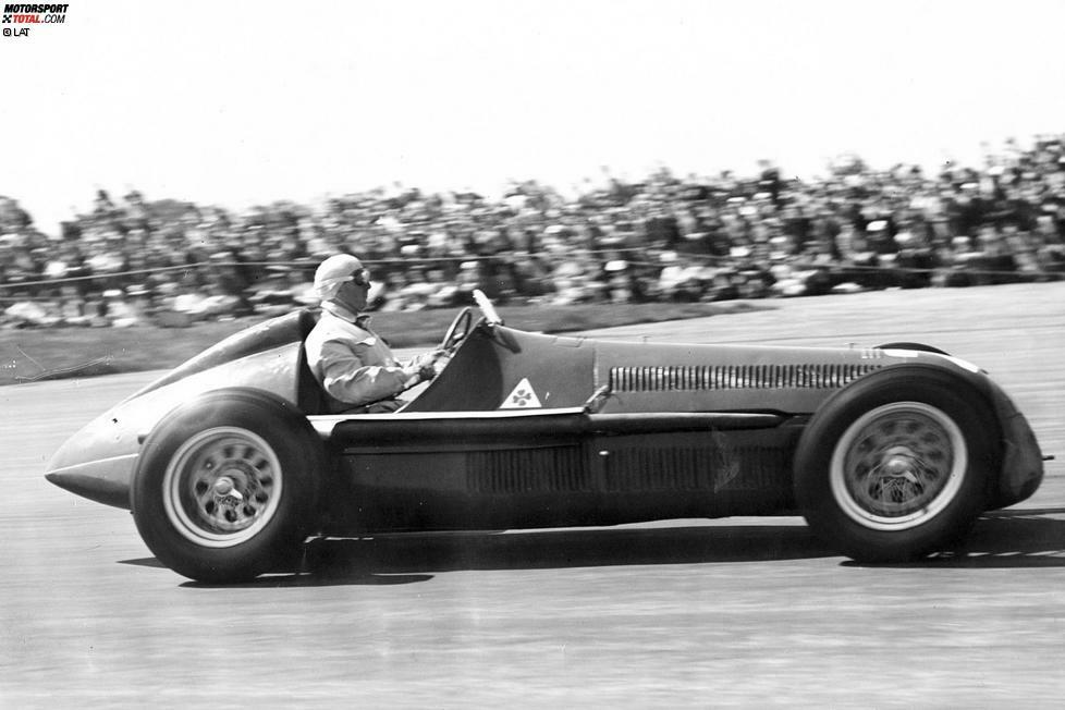Die erste Pole-Position der Geschichte geht allerdings nicht an Fangio, sondern an einen anderen Alfa-Piloten. Giuseppe Farina hat die Nase im Qualifying mit einer 1:50.8 vorne. Gemessen wird damals nur eine Stelle nach dem Komma.