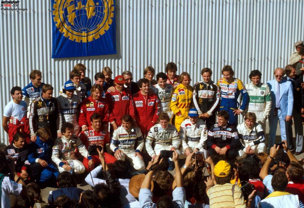 Estoril, 21. Oktober 1984: Noch ein Abschlussfoto. Es zeigt die Piloten im letzten Weltmeister-Jahr von Niki Lauda, der damals für McLaren fährt. Erstmals dabei ist Ayrton Senna. Und auch Manfred Winkelhock ist vorne rechts im Bild zu sehen.
